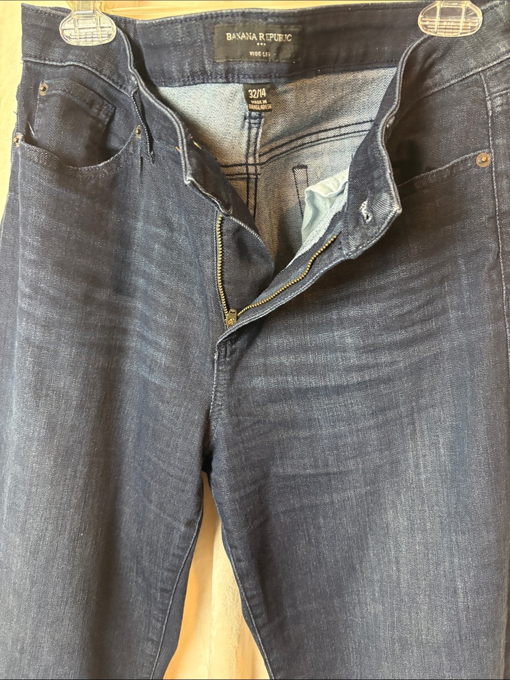 Banana Republic womenโs Indigo wide leg Straight Jeans 32/14